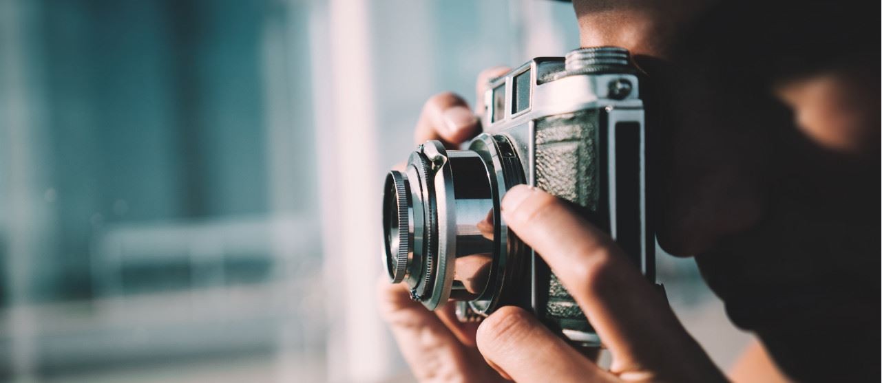 Un bărbat cu un aparat de fotografiat Un bărbat cu un aparat de fotografiat